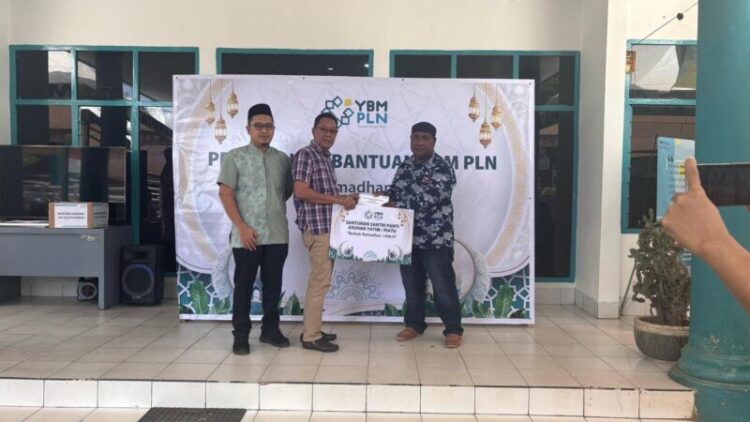 PLN ULP Kolaka dan Bapenda Kolaka Kolaborasi Salurkan Bantuan dari Yayasan Baitul Maal PLN