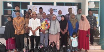 PLN UP3 Kendari dan ULP Kolaka Berkolaborasi Serahkan Santunan YBM Bersama Pemda dan Polres Kolaka