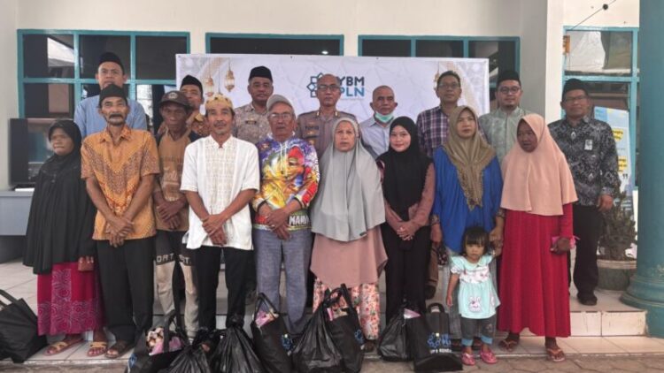 PLN UP3 Kendari dan ULP Kolaka Berkolaborasi Serahkan Santunan YBM Bersama Pemda dan Polres Kolaka