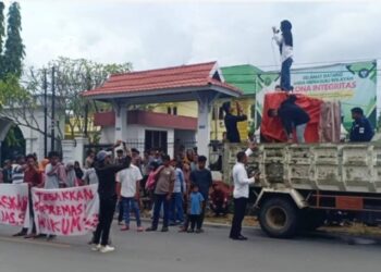 Puluhan Warga Matombura Gelar Aksi di PN Raha, Desak Pembebasan Mantan Kades AL