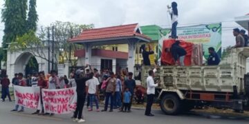 Puluhan Warga Matombura Gelar Aksi di PN Raha, Desak Pembebasan Mantan Kades AL