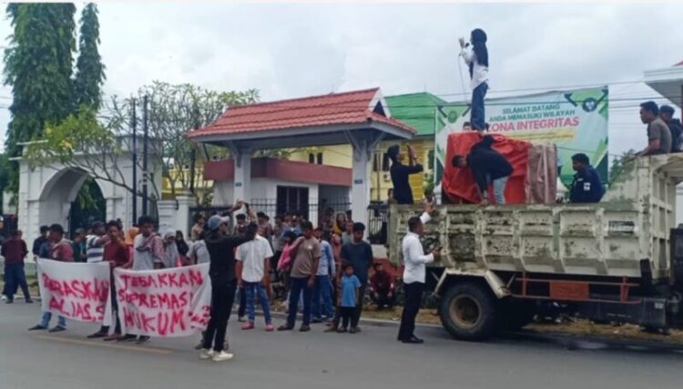 Puluhan Warga Matombura Gelar Aksi di PN Raha, Desak Pembebasan Mantan Kades AL