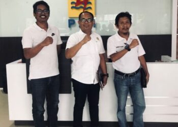 Diskusi Bersama Ketua Komisi DPRD Kolaka Utara Bahas Tambahan Jaringan Listrik PLN di Desa Lawaki dan Tolala