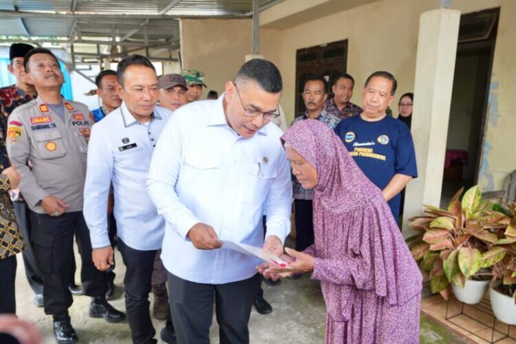Wamen ATR/BPN, Serahkan 65 Sertifikat Elektronik Secara Door To Door Kepada Masyarakat Di Kabupaten Semarang
