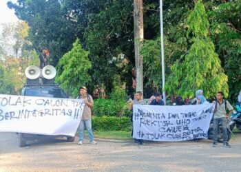 Rektor UHO Prof Muhammad Zamrun Firihu Didemo, Diminta Tak Cawe-cawe dalam Pilrek