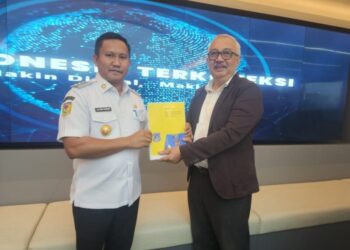 Maksimalkan Akses Internet di Wilayah Mubar, La Ode Darwin Serahkan Proposal Usulan Pembangunan BTS dan Internet Sekolah Gratis ke Komdigi
