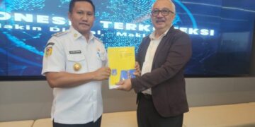 Maksimalkan Akses Internet di Wilayah Mubar, La Ode Darwin Serahkan Proposal Usulan Pembangunan BTS dan Internet Sekolah Gratis ke Komdigi