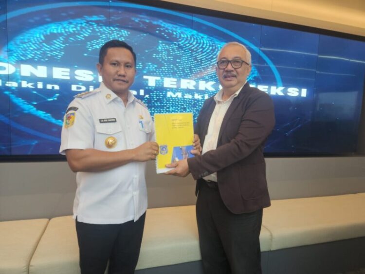 Maksimalkan Akses Internet di Wilayah Mubar, La Ode Darwin Serahkan Proposal Usulan Pembangunan BTS dan Internet Sekolah Gratis ke Komdigi