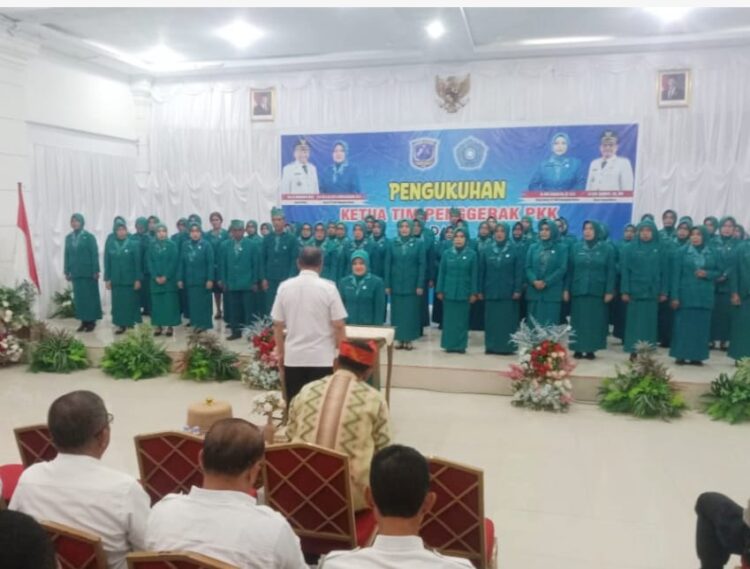 Bupati Muna Kukuhkan Prof. Dr. Ir. Hj. Sitti Leomo Bachrun Sebagai Ketua Tim Penggerak PKK Kabupaten Muna