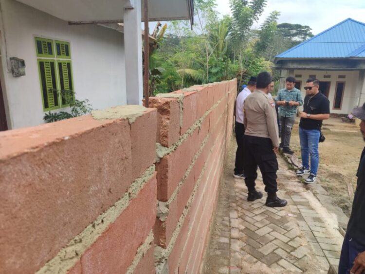 Oknum Warga di Alolama Tutup Jalan Dengan Bangun Pagar, Pemerintah Diminta Segera Bertindak