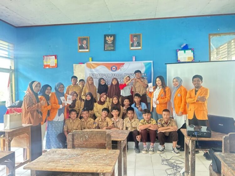 Magister Farmasi UHO Lakukan Pengabdian kepada Masyarakat Dengan Berikan Edukasi Penggunaan Kosmetik Berbahan Aman Bagi Siswa di SMPN 2 Soropia