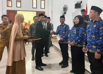 Serahkan SK Kepada 246 CPNS, Bupati Mubar : Berikan Kontribusi Terbaik Untuk Daerah