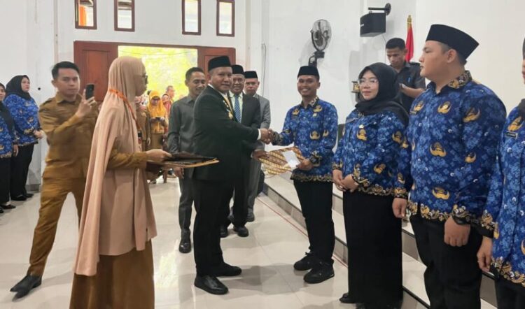 Serahkan SK Kepada 246 CPNS, Bupati Mubar : Berikan Kontribusi Terbaik Untuk Daerah