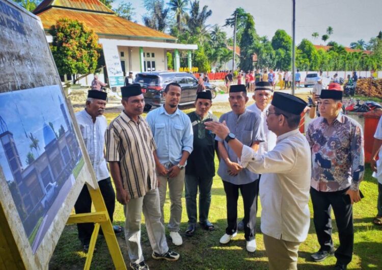 Wabup Muna Letakkan Batu Pertama Renovasi Masjid Nurul Hidayah Desa Mantobua