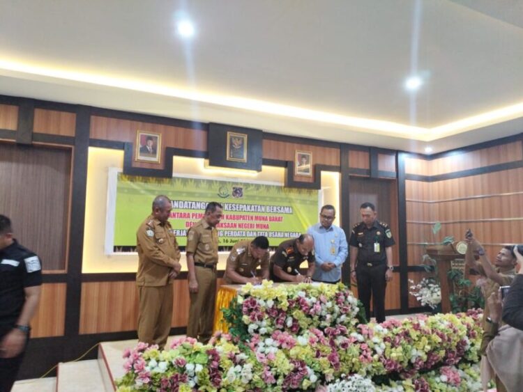 Tandatangan MoU, Pemkab Mubar Jalin Kerjasama Dengan Kejari Muna