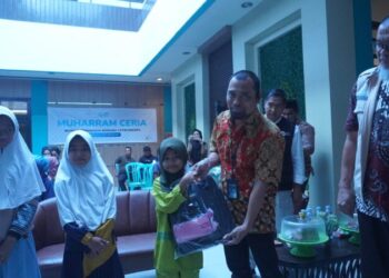 YBM PLN UP3 Kendari Salurkan Bantuan Peralatan Sekolah untuk Anak Yatim dalam Program Muharram Ceria