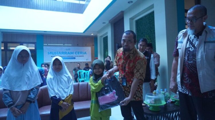 YBM PLN UP3 Kendari Salurkan Bantuan Peralatan Sekolah untuk Anak Yatim dalam Program Muharram Ceria