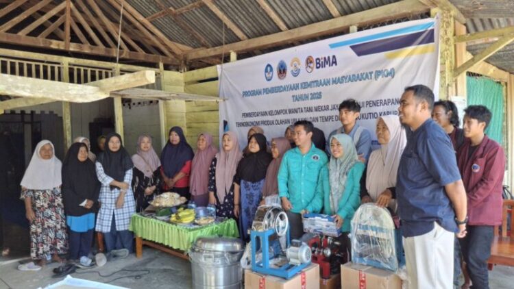 Tim Dosen Universitas Sembilanbelas November Kolaka Lakukan Kegiatan PKM Tentang Pemberdayaan Kelompok Wanita Tani Mekar Jaya Melalui Penerapan Teknoekonomi Produk Olahan Ubi Kayu dan Tempe di Desa Kukutio Kabupaten Kolaka