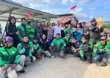 Kadin Sultra Peduli, Salurkan Ratusan Beras Kepada Pengemudi Ojol di Kota Kendari 