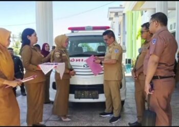 Wabup Muna Serahkan 10 Unit Ambulans, Pastikan Layanan Kesehatan Lebih Merata