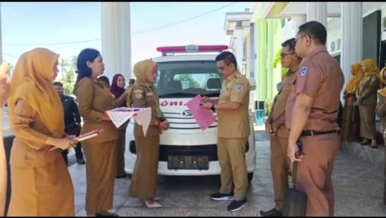 Wabup Muna Serahkan 10 Unit Ambulans, Pastikan Layanan Kesehatan Lebih Merata