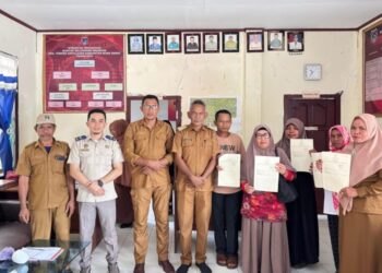 Penyerahan Sertipikat Tanah Program PTSL di Kelurahan Waumere Oleh Kantah Mubar