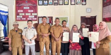Penyerahan Sertipikat Tanah Program PTSL di Kelurahan Waumere Oleh Kantah Mubar