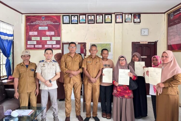 Penyerahan Sertipikat Tanah Program PTSL di Kelurahan Waumere Oleh Kantah Mubar