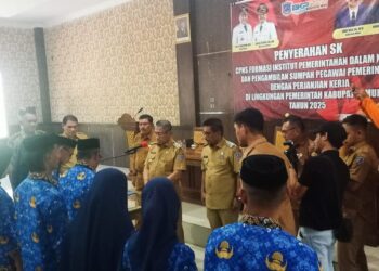Bupati Muna Serahkan SK Kepada 3 CPNS Formasi IPDN dan 30 PPPK Tahap II