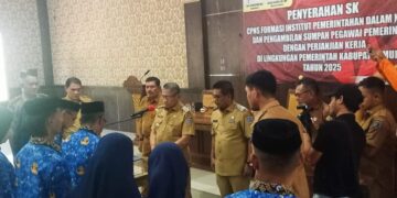 Bupati Muna Serahkan SK Kepada 3 CPNS Formasi IPDN dan 30 PPPK Tahap II