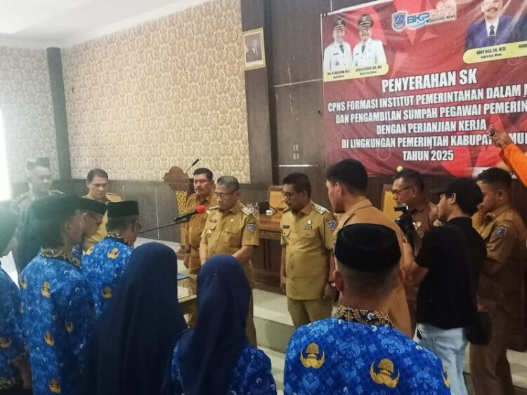 Bupati Muna Serahkan SK Kepada 3 CPNS Formasi IPDN dan 30 PPPK Tahap II