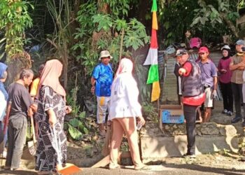 Wakil Walikota Kendari , Sudirman Bersama Lurah Anggilowu, Suwardi, Pimpin Langsung Bakti Jumat Bersih di Kelurahan anggolowu.