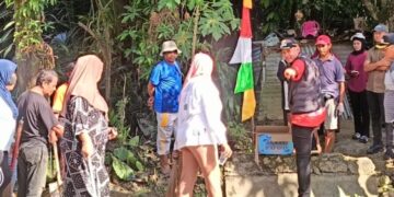 Wakil Walikota Kendari , Sudirman Bersama Lurah Anggilowu, Suwardi, Pimpin Langsung Bakti Jumat Bersih di Kelurahan anggolowu.