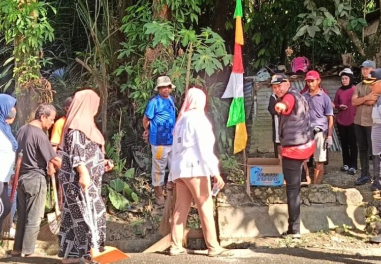 Wakil Walikota Kendari , Sudirman Bersama Lurah Anggilowu, Suwardi, Pimpin Langsung Bakti Jumat Bersih di Kelurahan anggolowu.