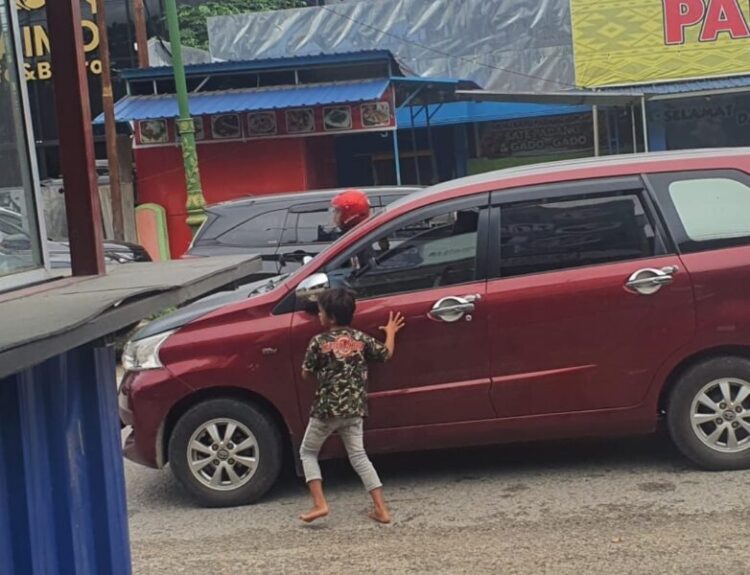 Miris Anak Kecil Jadi Pengemis di Lampu Merah, Sao -Sao Kota Kendari