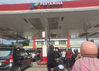 Dekati Lebaran  Antrean Isi BBM di SPBU Kota Kendari.