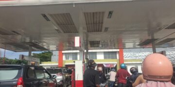 Dekati Lebaran  Antrean Isi BBM di SPBU Kota Kendari.