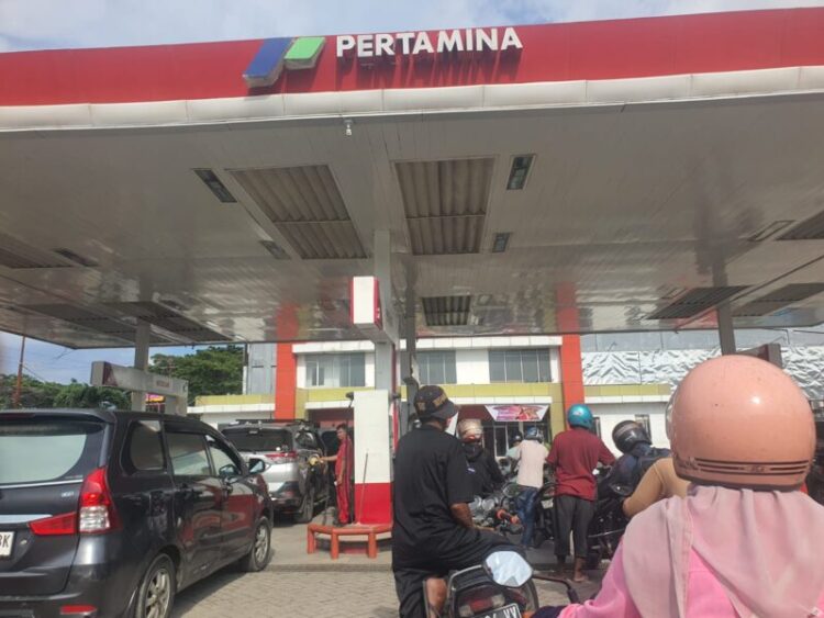 Dekati Lebaran  Antrean Isi BBM di SPBU Kota Kendari.