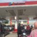 Dekati Lebaran  Antrean Isi BBM di SPBU Kota Kendari.
