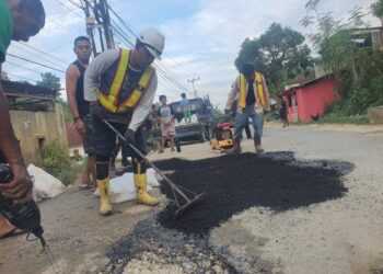 Makan Korban Nyawa , Warga Alolama Bersama Abu Langit Official Aspal jalan Berlubang.