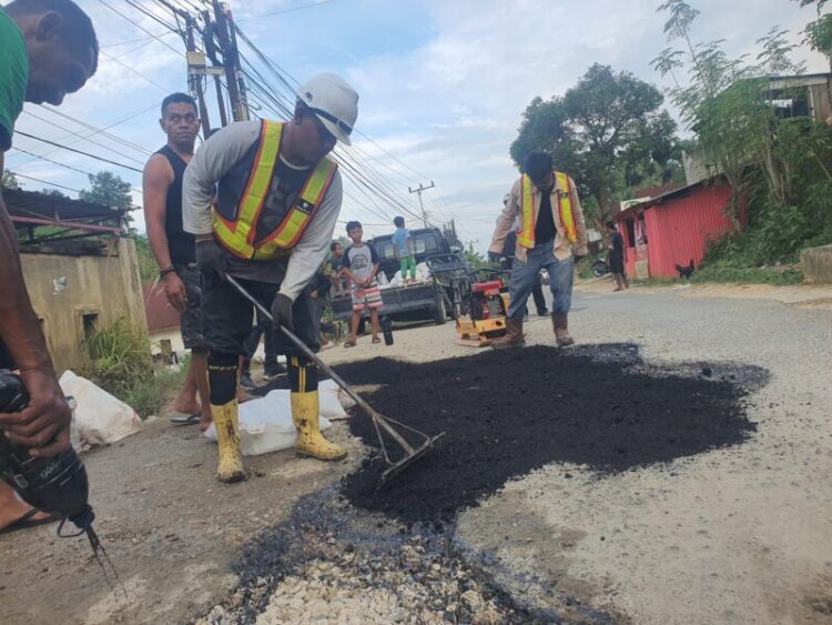 Makan Korban Nyawa , Warga Alolama Bersama Abu Langit Official Aspal jalan Berlubang.