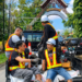 Siaga ! Ranjau Lubang di Mana-Mana , Abu Langit official Perbaiki Jalan Berlubang.