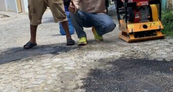 Abu Langit Official Lakukan Aksi Patching Jalan Berlubang di Kota Kendari, Haji Iksan ikut Andil Tanpa Syarat