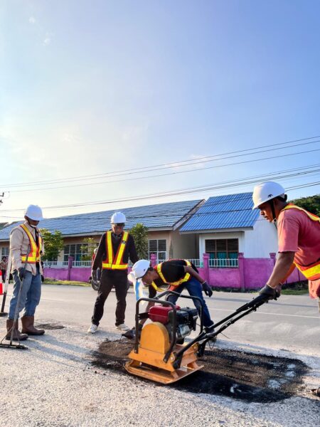 Perbaiki Jalan Berlubang Di Kota Kendari Abu Langit Official : Ini Murni Kepedulian