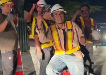 Cegah Risiko Kecelakaan,Warga Kendari Rangkul Abu Langit Official Gotong Royong Tambal Jalan Berlubang