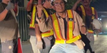 Cegah Risiko Kecelakaan,Warga Kendari Rangkul Abu Langit Official Gotong Royong Tambal Jalan Berlubang