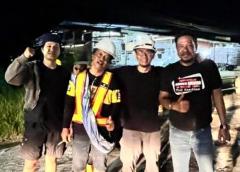 Jam 3 Pagi Abu langit Official    Tambal Jalan Berlubang Di Jalur Panglima Polim Kendari