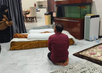 Rektor USN Kolaka Melayat ke Rumah Duka Almarhum Haerul Saleh, Sampaikan Duka Mendalam