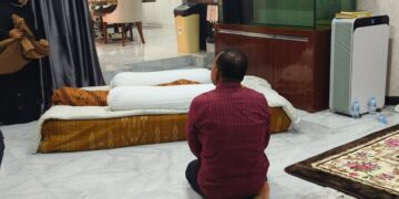 Rektor USN Kolaka Melayat ke Rumah Duka Almarhum Haerul Saleh, Sampaikan Duka Mendalam