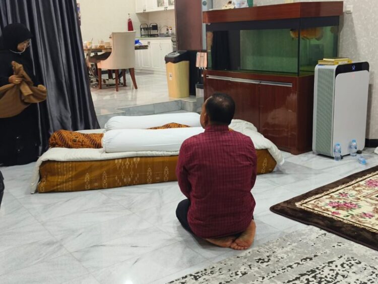 Rektor USN Kolaka Melayat ke Rumah Duka Almarhum Haerul Saleh, Sampaikan Duka Mendalam